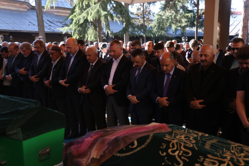 Gebze’de çöken binada hayatını kaybeden Bilir ailesi toprağa verildi - Resim : 1