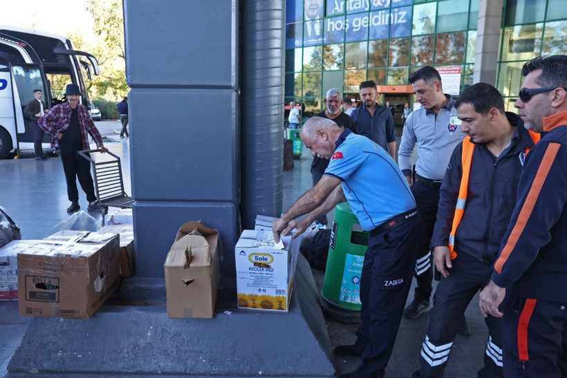 Bir otobüsten neler çıktı neler! Tayland’dan balık, Tokat’tan horoz, İstanbul’dan kalkan - Resim : 1