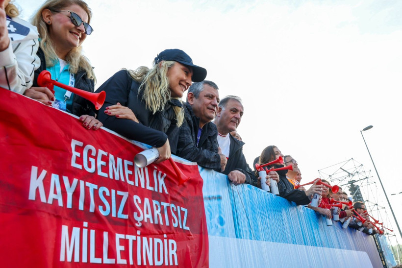 15 kilometre koştu, partililere takıldı - Resim: 5