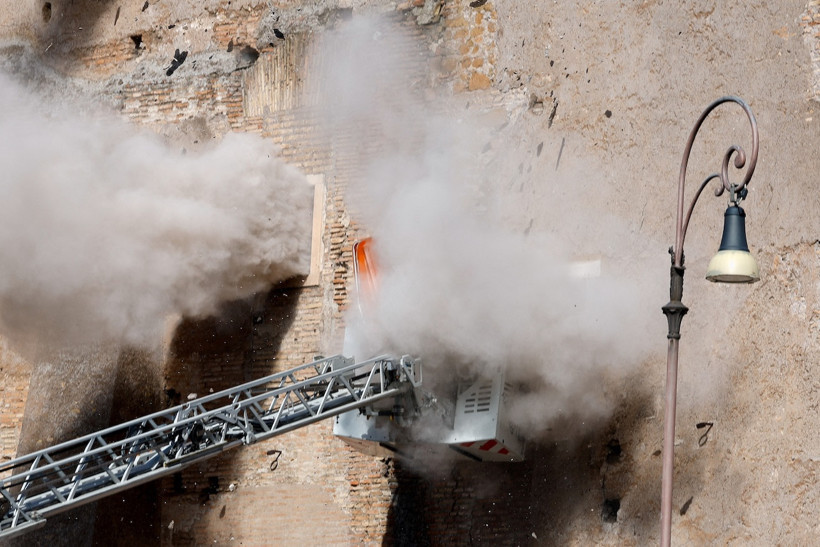 Tarihi yapı çöktü: Bir işçi ağır yaralandı - Resim : 1