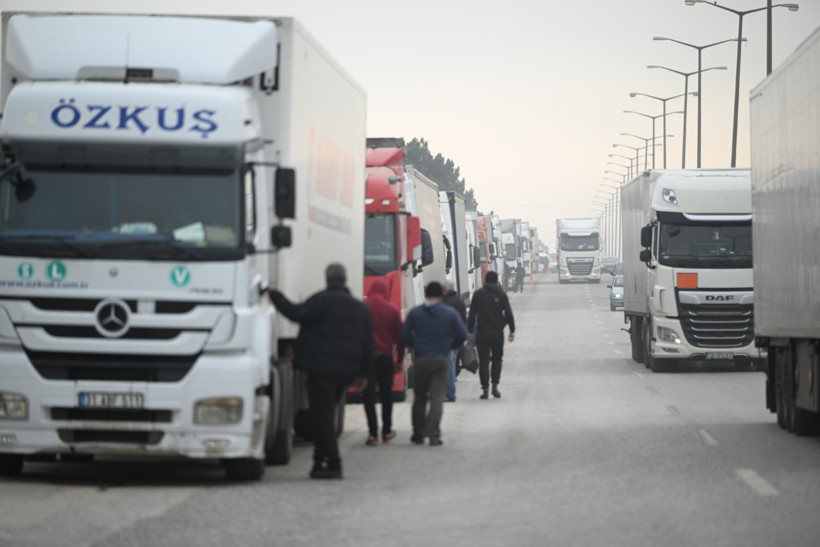 TIR parkı mühürlendi, sınır kilitlendi - Resim : 1
