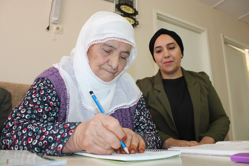 "Daha adını bile yazamıyorsun" diyen eşine inat 88 yaşında okumayı öğrendi - Resim : 1