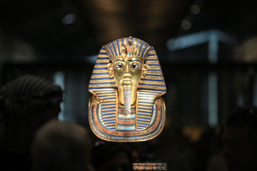 Maskesi de tabutu da altından - Resim: 1