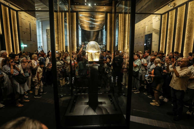 Maskesi de tabutu da altından - Resim: 3