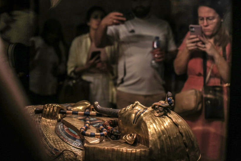 Maskesi de tabutu da altından - Resim: 5