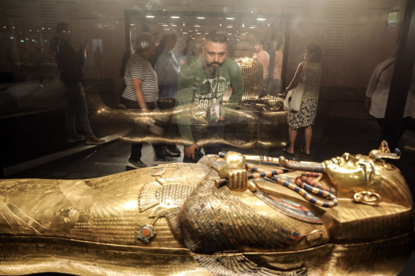 Maskesi de tabutu da altından - Resim: 7