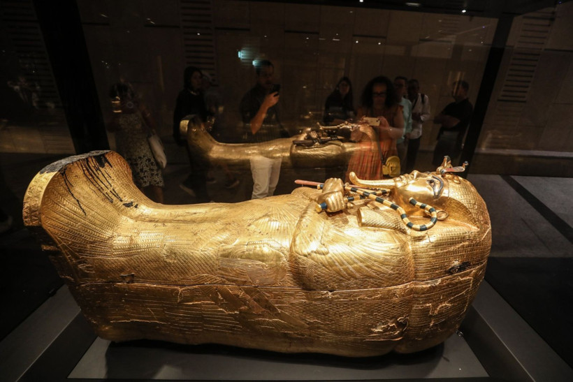 Maskesi de tabutu da altından - Resim: 8