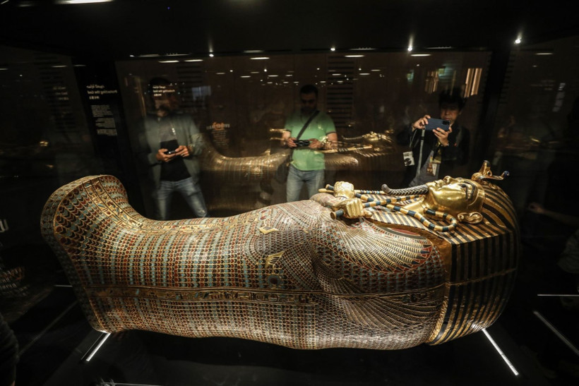 Maskesi de tabutu da altından - Resim: 9