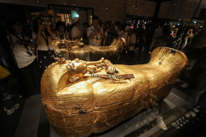 Maskesi de tabutu da altından - Resim: 10