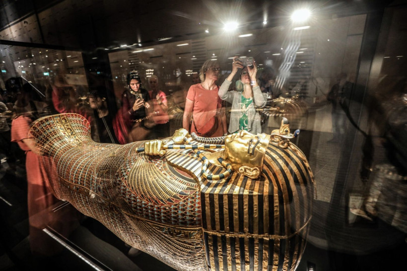 Maskesi de tabutu da altından - Resim: 11