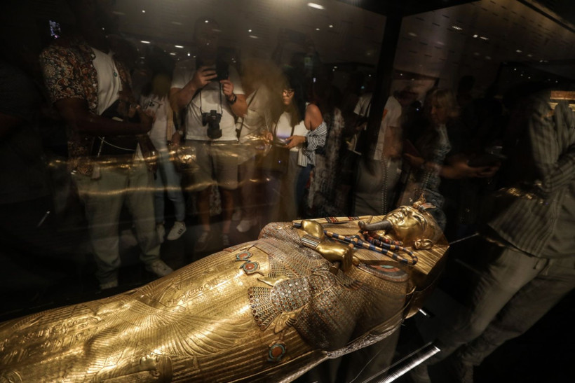 Maskesi de tabutu da altından - Resim: 12