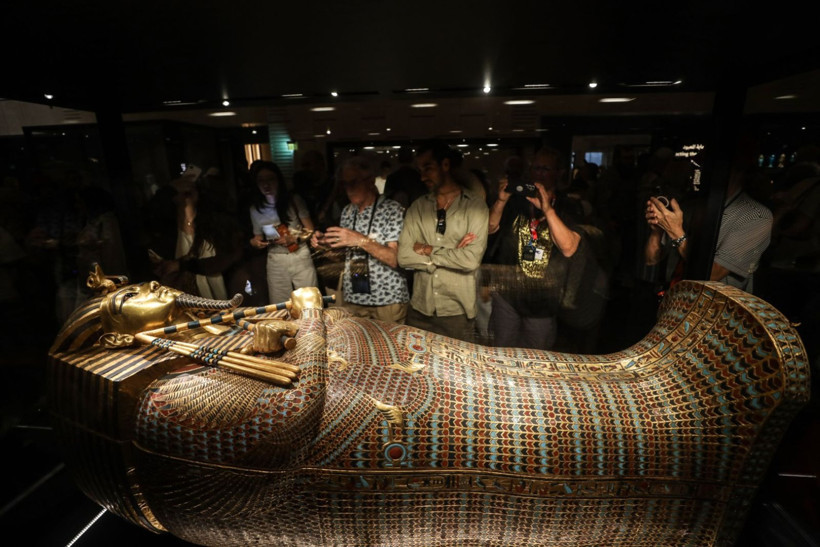 Maskesi de tabutu da altından - Resim: 13