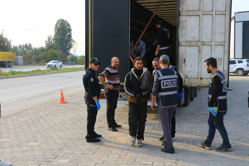 Polis çevirdi, dorseden 11 kaçak çıktı - Resim : 1