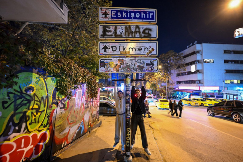 Ankara’da tabela akımı büyüdü: Yenisi asıldı, şimdi barfiks demiri var - Resim: 9