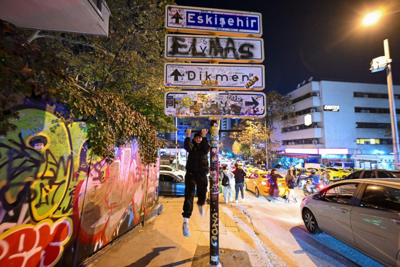 Ankara’da tabela akımı büyüdü: Yenisi asıldı, şimdi barfiks demiri var - Resim: 8