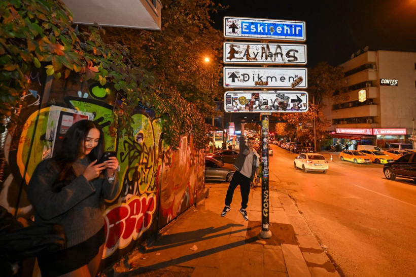 Ankara’da tabela akımı büyüdü: Yenisi asıldı, şimdi barfiks demiri var - Resim: 4