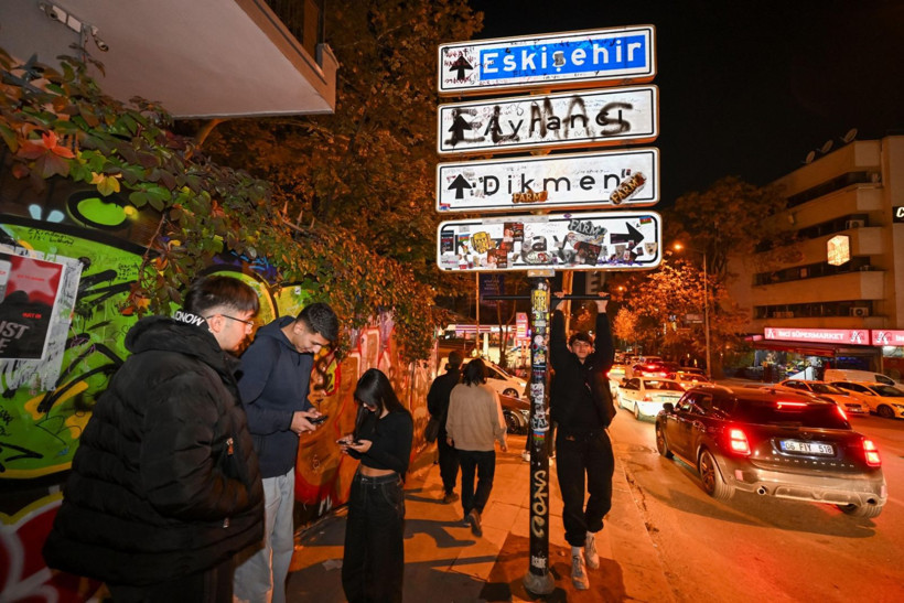 Ankara’da tabela akımı büyüdü: Yenisi asıldı, şimdi barfiks demiri var - Resim: 3