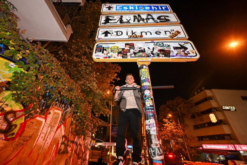 Ankara’da tabela akımı büyüdü: Yenisi asıldı, şimdi barfiks demiri var - Resim: 2