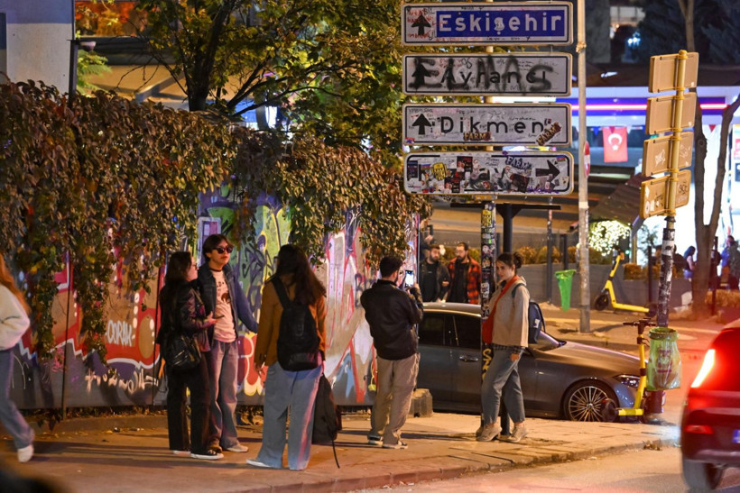 Ankara’da tabela akımı büyüdü: Yenisi asıldı, şimdi barfiks demiri var - Resim: 1