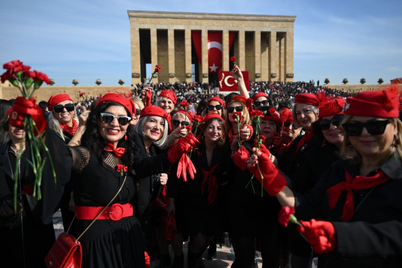 Halk Ata'sına koştu: Anıtkabir'e ziyaretçi akını - Resim: 2