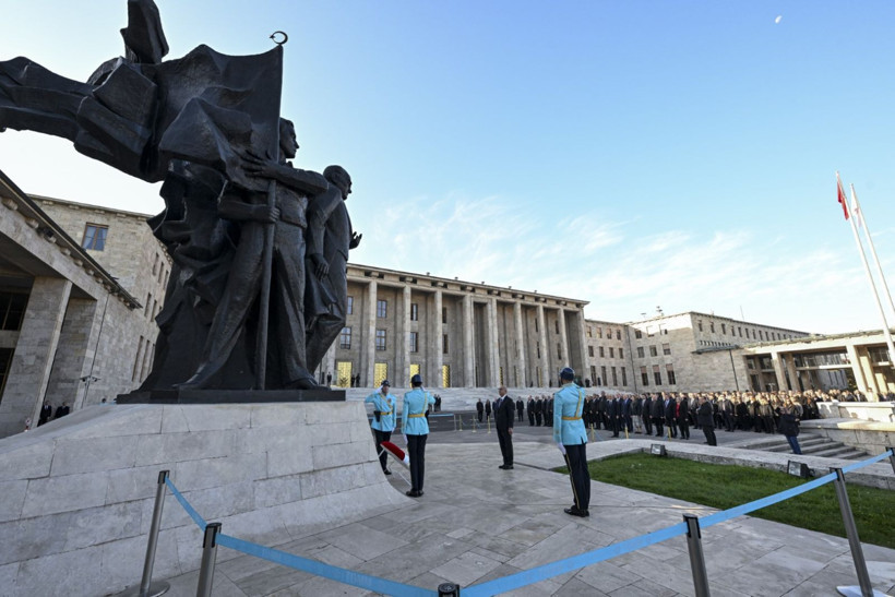 Hayat durdu: Bir millet Atasını andı - Resim: 39