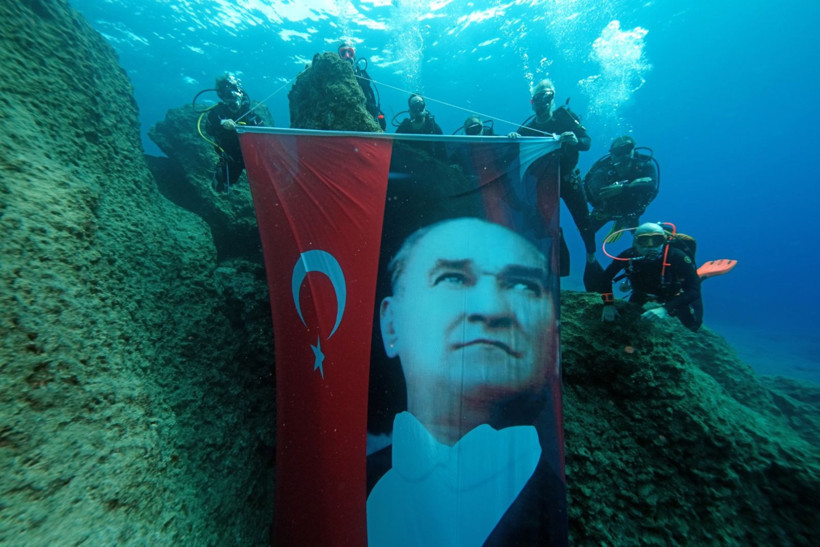 Hayat durdu: Bir millet Atasını andı - Resim: 40