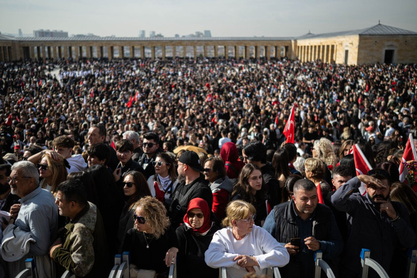 Halk Ata'sına koştu: Anıtkabir'e ziyaretçi akını - Resim: 11