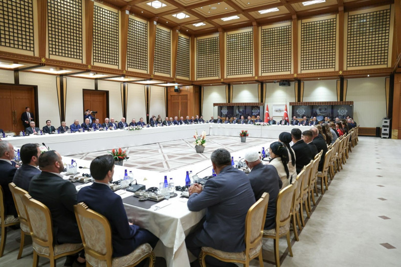 Erdoğan'a Kafkas kalpağı, han kaftanı - Resim: 3