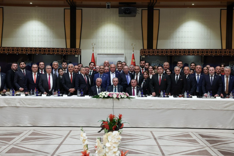 Erdoğan'a Kafkas kalpağı, han kaftanı - Resim: 4