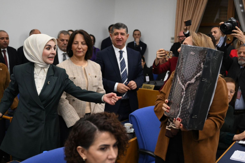 Aile Bakanı'na Meclis'te hırkalı protesto - Resim: 3