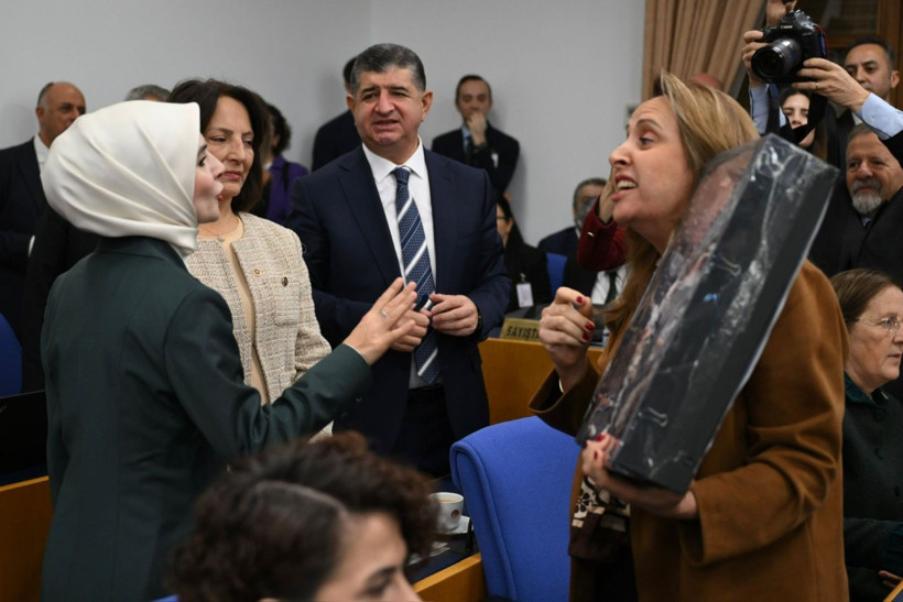 Aile Bakanı'na Meclis'te hırkalı protesto - Resim: 2