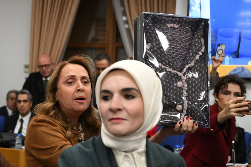 Aile Bakanı'na Meclis'te hırkalı protesto - Resim: 1