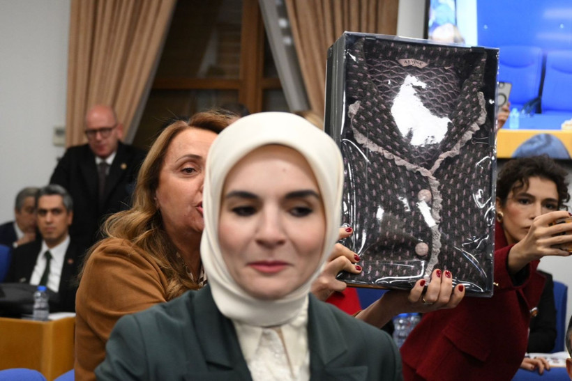 Aile Bakanı'na Meclis'te hırkalı protesto - Resim: 5