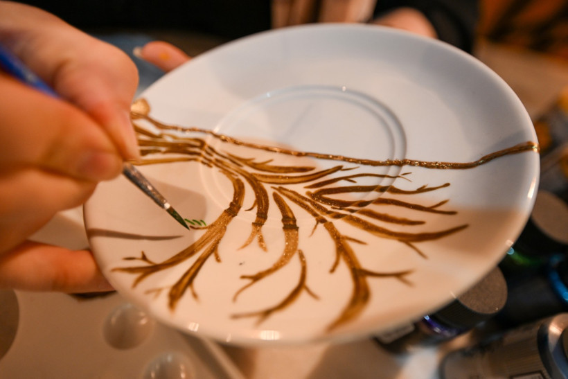 Kırılan tabaklar sanat eserine dönüşüyor - Resim : 1