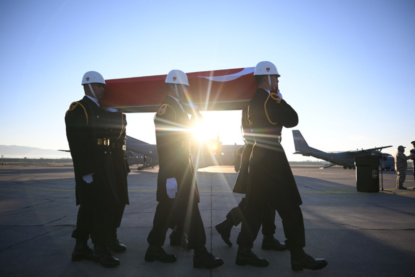 Türkiye şehitlerini uğurluyor - Resim : 4