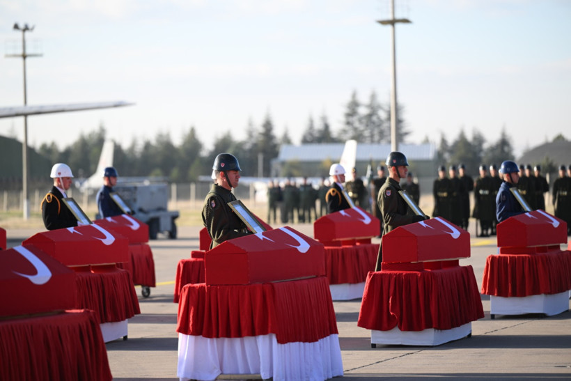 Türkiye şehitlerini uğurluyor - Resim : 3