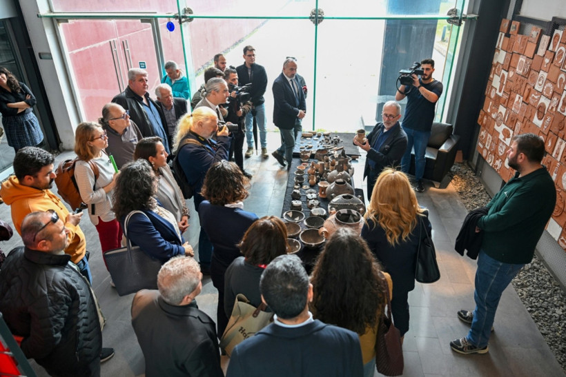 İzmir'de keşif yağmuru! Kadın figürü ve 5 bin yıllık kaplar gün yüzüne çıktı - Resim : 2