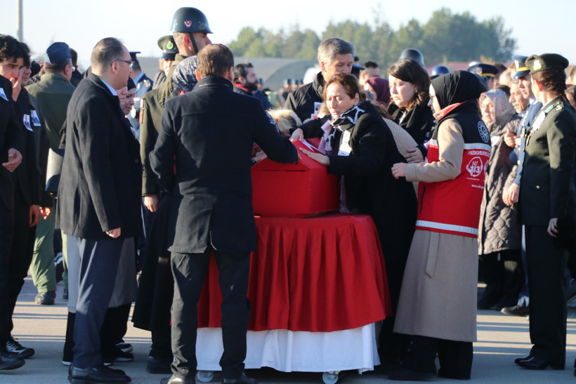 Türkiye şehitlerini uğurluyor - Resim : 5