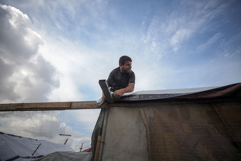 On binlerce kişi yağmur altında kalan çadırlarda kışı bekliyor - Resim: 9