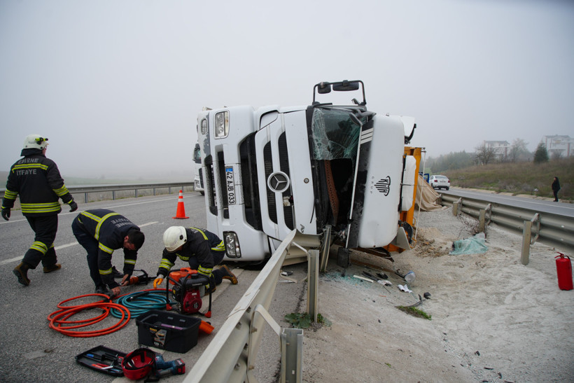 Kum yüklü tır devrildi: Sürücü camdan çıkarıldı - Resim : 1
