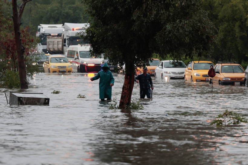 Sel felaketi şehri vurdu: Araçlar yolda kaldı - Resim : 1