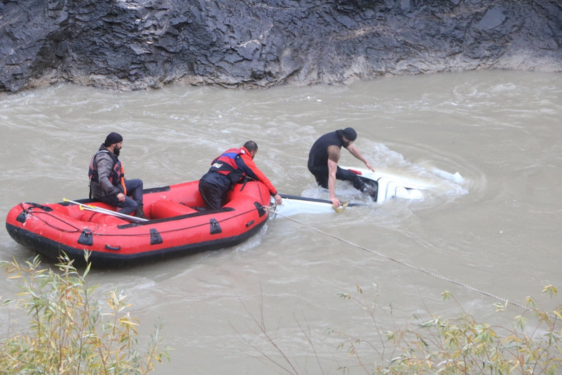 Hakkari’de kayalardan kaçarken Zap Suyu’na uçtular: 2 ölü - Resim : 2