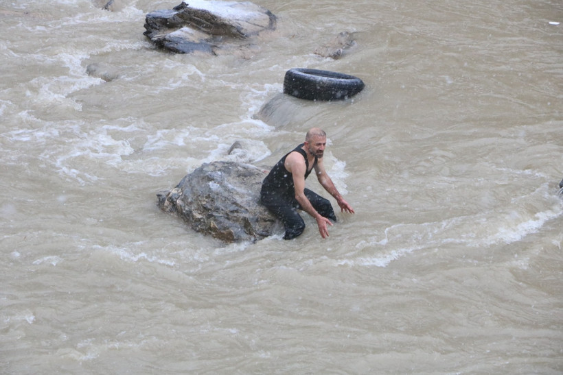 Hakkari’de kayalardan kaçarken Zap Suyu’na uçtular: 2 ölü - Resim : 1
