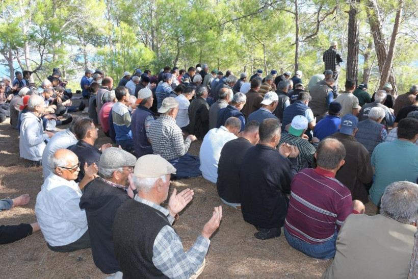 Asırlardır bölgenin en yüksek noktasında bu ritüeli gerçekleştiriyorlar - Resim : 1