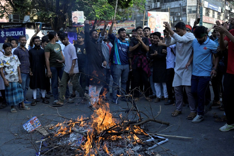Eski başbakana idam kararı sokakları karıştırdı - Resim: 6
