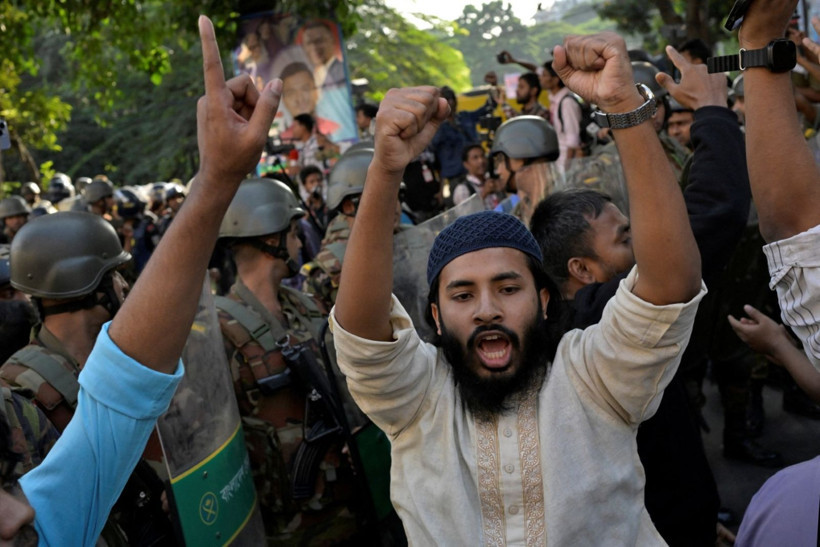 Eski başbakana idam kararı sokakları karıştırdı - Resim: 9