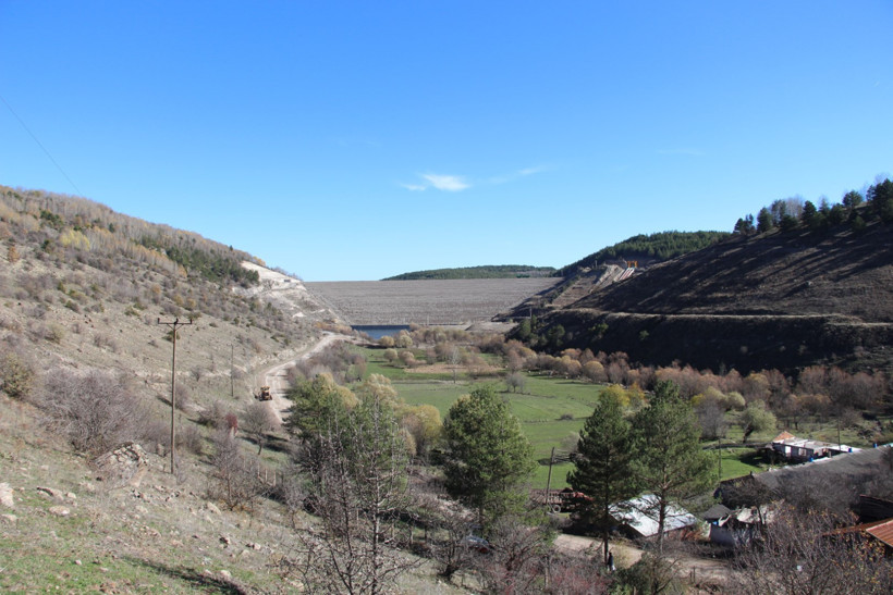 Su altında kalacak mezarlıktaki kabirler taşınıyor - Resim : 1