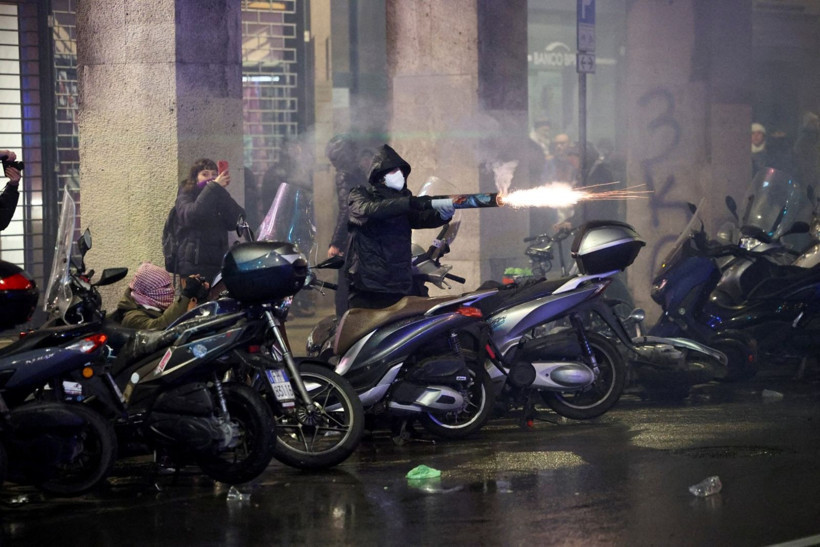 İsrail maçı öncesi ortalık savaş alanına döndü - Resim: 3