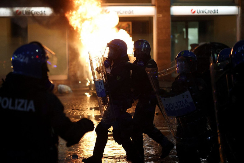 İsrail maçı öncesi ortalık savaş alanına döndü - Resim: 4