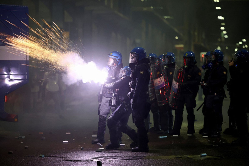 İsrail maçı öncesi ortalık savaş alanına döndü - Resim: 5